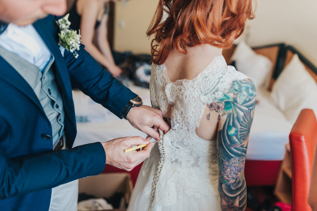Das Schloss Linnep in Ratingen ist eine der schönsten Locations für eine standesamtliche Hochzeit in NRW. Umgeben von Wassergräben, alten Bäumen und klassischer Architektur bietet das Schloss eine märchenhafte Kulisse für emotionale Trauungen und festliche Feiern.

Die Kombination aus historischem Charme und idyllischer Natur macht Schloss Linnep zu einem einzigartigen Ort, der Geschichte und Romantik perfekt vereint – ideal für Paare, die sich eine stilvolle und persönliche Hochzeit wünschen.
